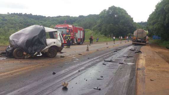 Grave acidente deixa dois mortos na ERS-153 - foto 3