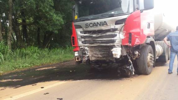 Grave acidente deixa dois mortos na ERS-153 - foto 4