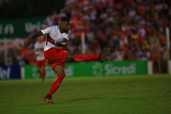 Zagueiro contou com a falha do goleiro Carlão para garantir a vitória colorada