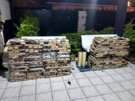 Segundo a polícia, esta foi uma das maiores apreensões de drogas da região