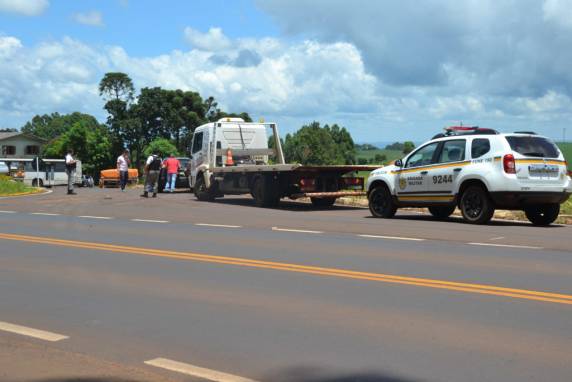 Carro e caminhão colidem no trevo de acesso a Ronda Alta - foto 3