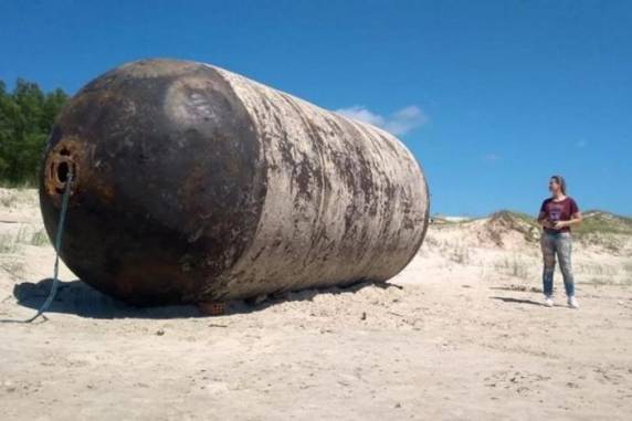 Prefeitura ainda não sabe o que fazer com o objeto, que pode ter se desprendido de navio