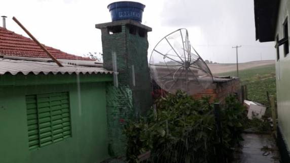 Temporal atingiu residência em Boa Vista do Buricá - foto 5