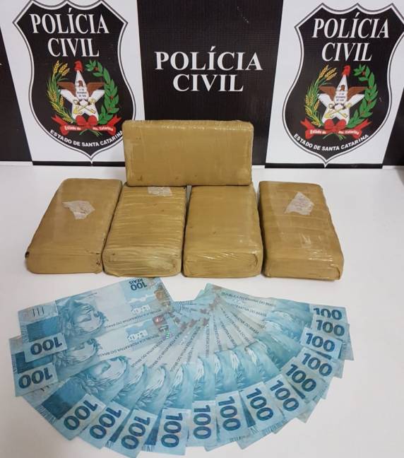 Prende três pessoas e apreende um veículo com maconha preparado para o transporte de drogas em Chapecó