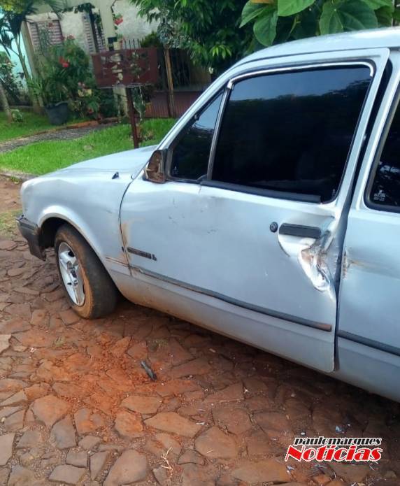 Automóvel estacionado é atingido por caminhão em Três de Maio - foto 4