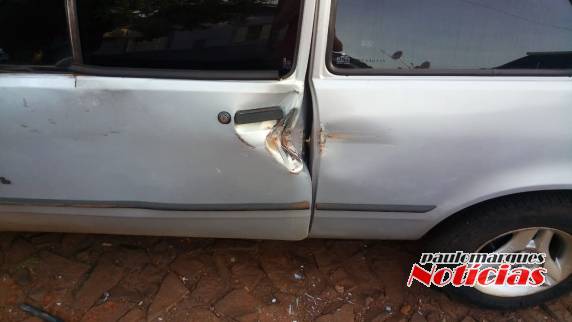 Automóvel estacionado é atingido por caminhão em Três de Maio - foto 3