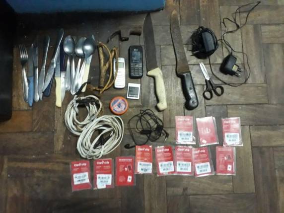 Grupo designado para reforço no presídio, desde o afastamento da direção, ouviu um barulho e encontrou o pacote. Foram encontrados telefones, carregadores e facas