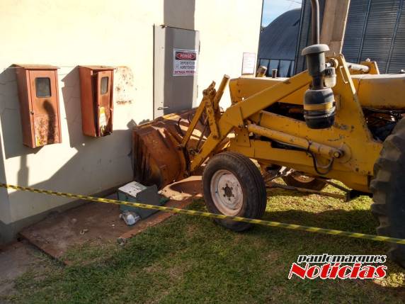 Elemento usou um trator para tentar arrombar a porta do depósito de agrotóxicos