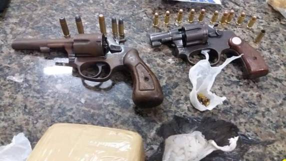 Dois são presos pela BM por tráfico de drogas e posse de arma de fogo em Ijuí - foto 2