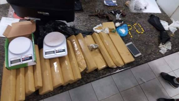 Dois são presos pela BM por tráfico de drogas e posse de arma de fogo em Ijuí - foto 3