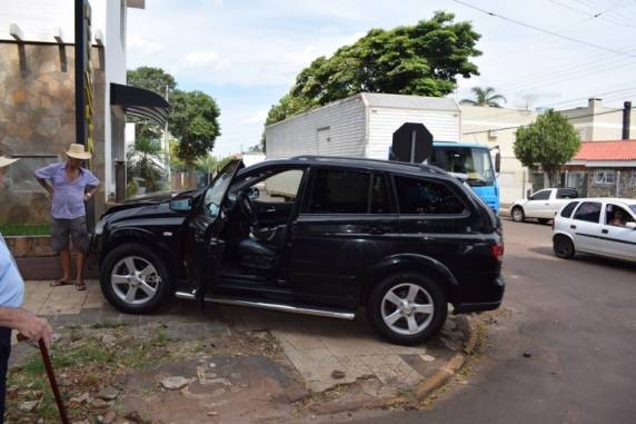 Acidente no centro de Santo Ângelo envolve quatro veículos e deixa uma pessoa ferida - foto 3