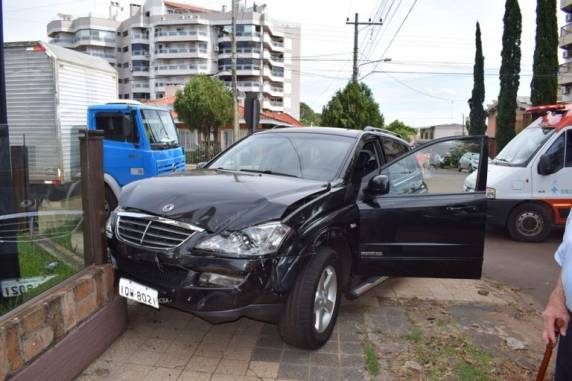 Acidente no centro de Santo Ângelo envolve quatro veículos e deixa uma pessoa ferida - foto 4