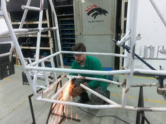 Acadêmicos da FAHOR usam as férias para incrementar projeto Baja Sinuelo VI - foto 3