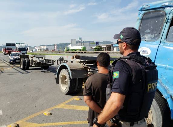 Homem com CNH falsa é detido na BR 101 em Itajaí conduzindo reboque clonado - foto 2
