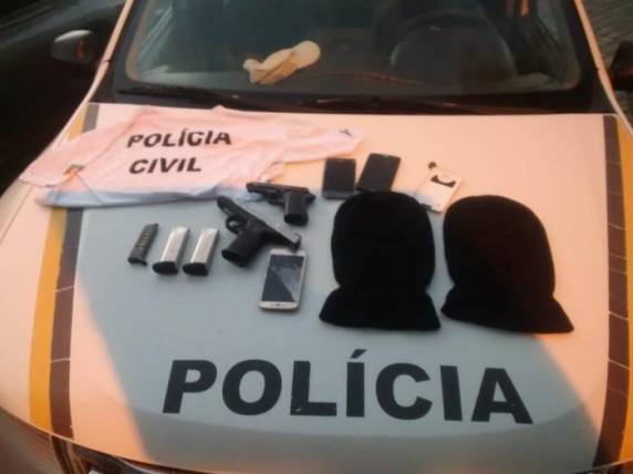 Os homens vestiam camisetas com estampa da Polícia Civil