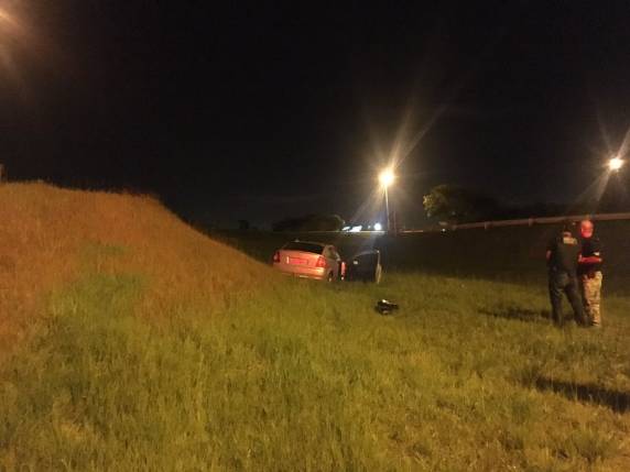 Cadeirante é encontrado morto a tiros em carro acidentado na freeway - foto 3