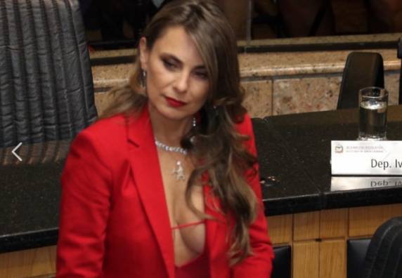 Macacão vermelho com decote gerou repercussão nas redes sociais