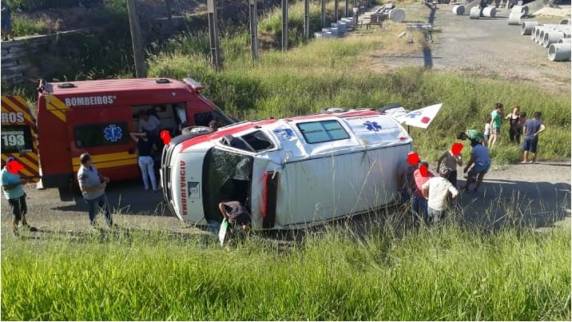 Segundo os bombeiros, quatro ocupantes do veículo tiveram ferimentos leves, incluindo paciente de 21 anos que era transportado