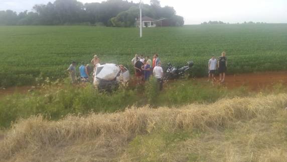 Veículo acidentado chamou a atenção de motoristas na BR 472 em Santa Rosa - foto 4