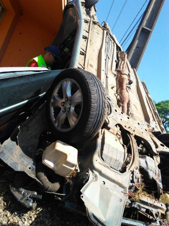Motorista estava consciente durante o resgate. Acidente aconteceu por volta das 10h40 deste sábado (9)