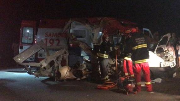 Ambulância colidiu com um veículo Corsa no km 94 da Rota do Sol
