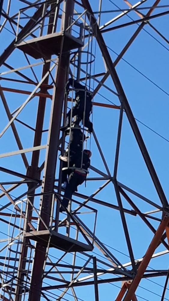 Três Passos: Homem que ameaçava se jogar de torre é resgatado por bombeiros - foto 3