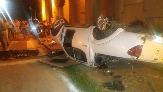 Acidente com caminhonete deixa dois homens mortos na marginal da BR-101, em São José - foto 2