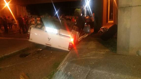 Acidente com caminhonete deixa dois homens mortos na marginal da BR-101, em São José - foto 3