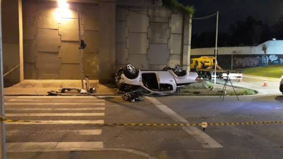 Motorista de 34 anos e passageiro não resistiram e morreram no local