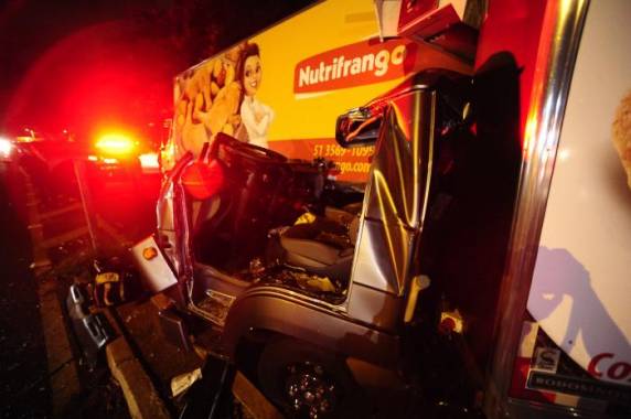 Acidente envolvendo cinco caminhões deixa pista totalmente bloqueada na BR-116 - foto 5
