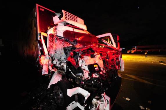 Acidente envolvendo cinco caminhões deixa pista totalmente bloqueada na BR-116 - foto 4