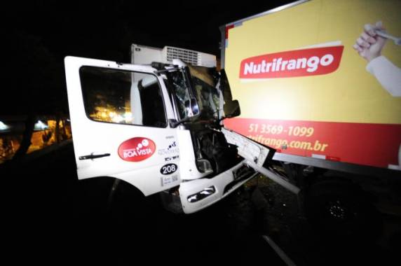 Acidente envolvendo cinco caminhões deixa pista totalmente bloqueada na BR-116 - foto 2