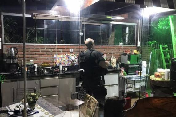Vítima ficou com os criminosos por cerca de 18 horas e foi libertada sem ferimentos
