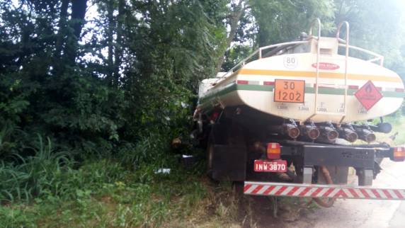 Carreta tomba em cima de um carro em acidente que envolveu três veículos na RS 342, em Ijuí - foto 2