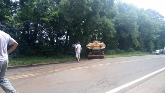 Carreta tomba em cima de um carro em acidente que envolveu três veículos na RS 342, em Ijuí - foto 5