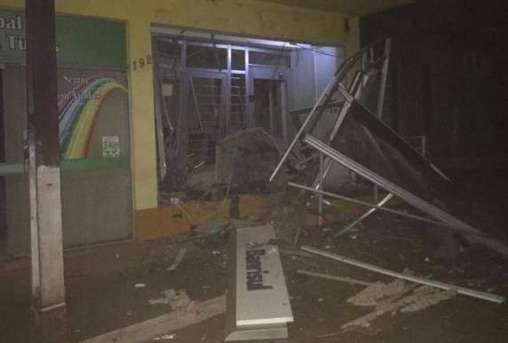Grupo também atirou contra viatura e prédio da Brigada Militar