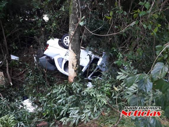 Depois de capotar GM Corsa atingiu uma árvore na lateral da BR 472