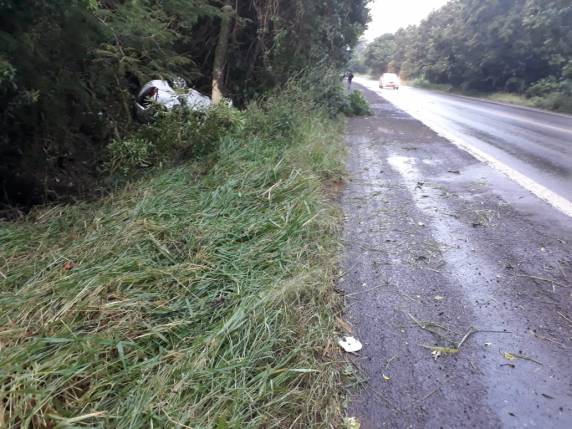 Veículo fica destruído em acidente e motorista escapa com ferimentos sem aparente gravidade, em Três de Maio - foto 3