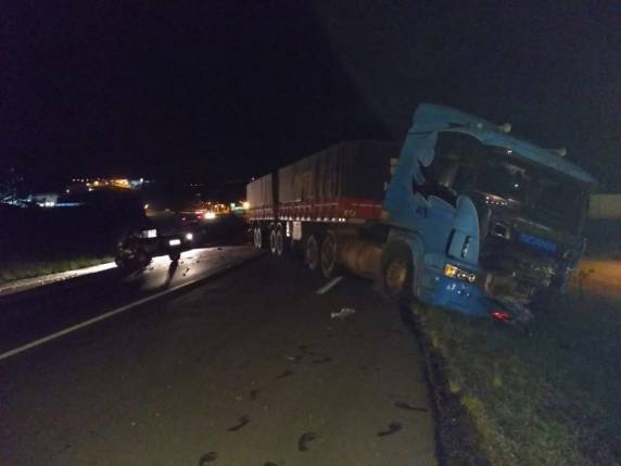 Rodovia ficou bloqueada nos dois sentidos no local do acidente