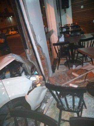 Motorista bêbado colide carro contra lancheria no centro de Passo Fundo - foto 2