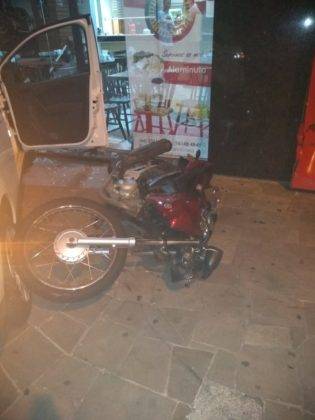 Motorista bêbado colide carro contra lancheria no centro de Passo Fundo - foto 3