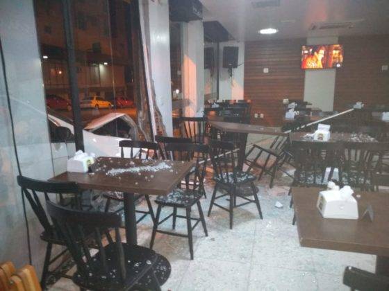 Motorista bêbado colide carro contra lancheria no centro de Passo Fundo - foto 4