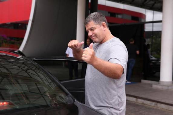 Presidente deve exonerar nesta segunda-feira (18) ministro da Secretaria-Geral em uma mostra do esforço de ?mudar o país?, mas assessores veem risco de retaliações