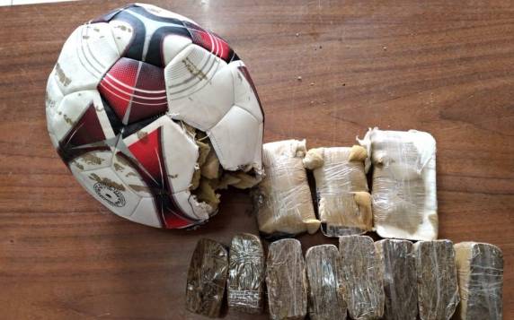 De acordo com a Polícia Civil, objetos estavam dentro de bola de futebol e seriam repassados aos detentos. Ele foi preso na noite de domingo (17)