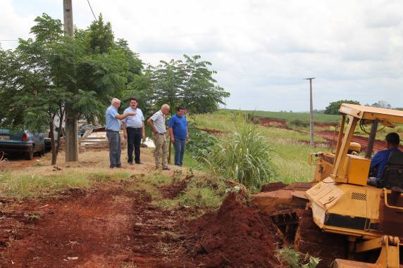 Copatti acompanha início de obras no Núcleo Habitacional Menino Deus - foto 4