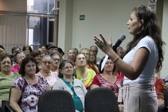 Aproximadamente 140 idosos participam das atividades de hidroginástica no município