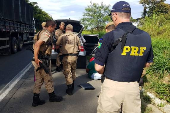 Ação conjunta PRF e PM prende na BR 280 homens que assaltaram agência dos Correios em Jaguaruna - foto 3