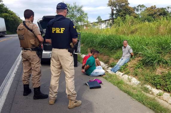 Ação conjunta PRF e PM prende na BR 280 homens que assaltaram agência dos Correios em Jaguaruna - foto 2