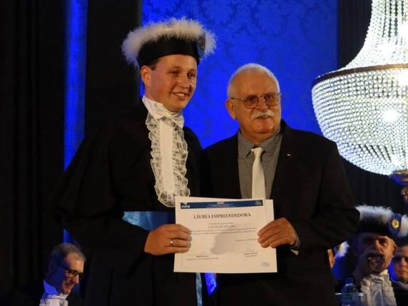 Formandos da FAHOR são premiados pelo desempenho durante a Graduação - foto 3