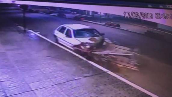 Câmeras de segurança flagraram o momento em que Antônio da Silva, de 56 anos, foi atingido e arrastado, por alguns metros, pelo carro. Motorista se apresentou à polícia durante a tarde e foi liberado após prestar depoimento, por não se tratar de flagrante